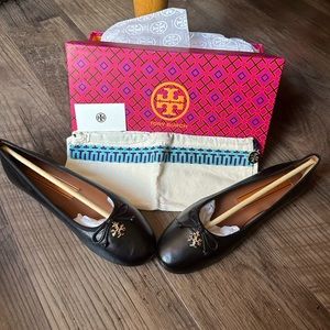 Tory Burch BRAND NEW Goat Leather charm ballet flats sandals shoes size 9 black